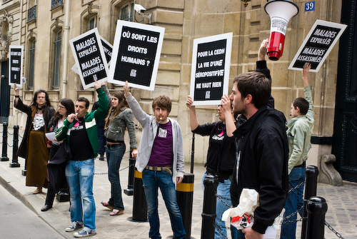 Action devant l'ambassade de Grande-Bretagne à Paris