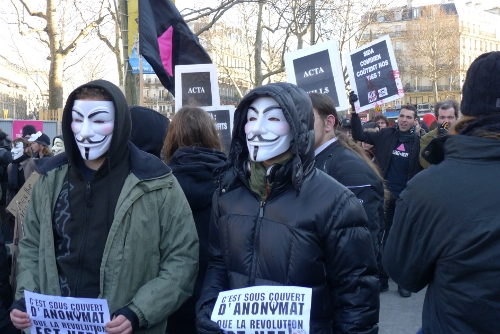 Act Up à la manifestation contre ACTA 2
