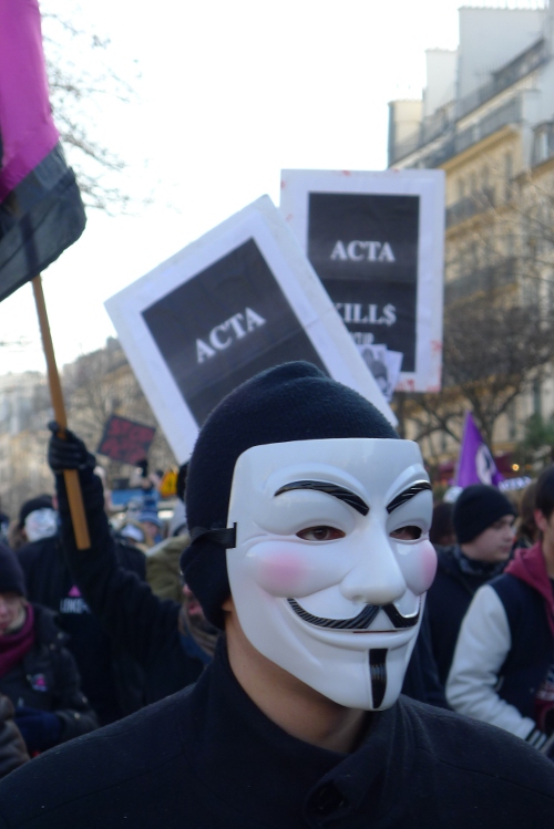 Act Up à la manifestation contre ACTA 4