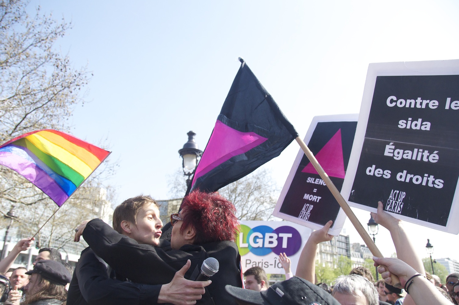 La sénatrice Esther Benbassa participe au kiss-in